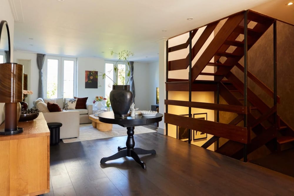 The Swiss Cottage Wonder - Glittering 2bdr House With Garden