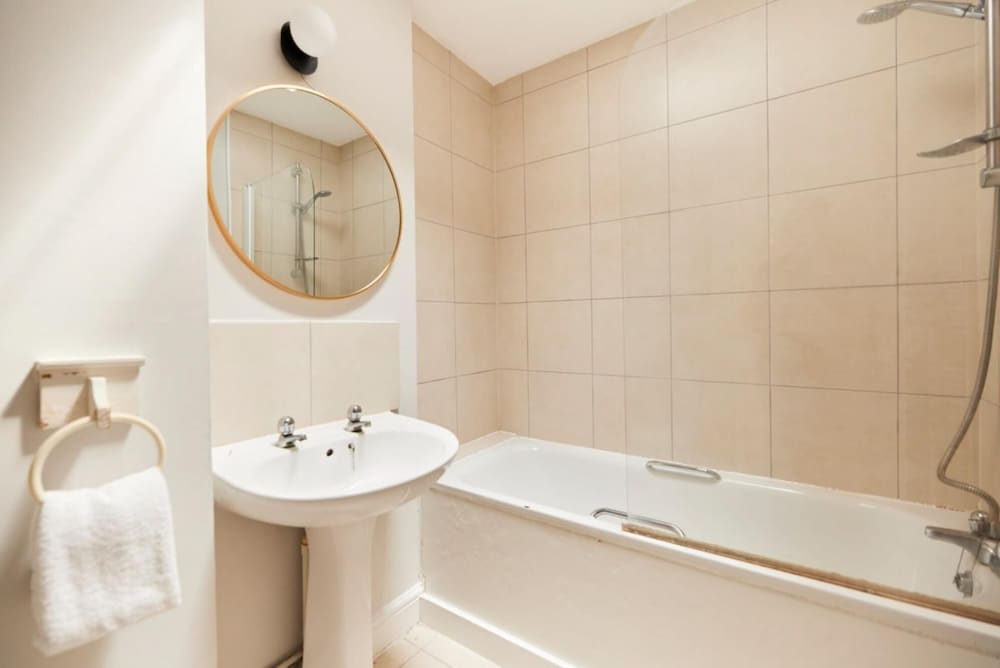 The Putney Getaway - Bewitching 1bdr Flat With Patio