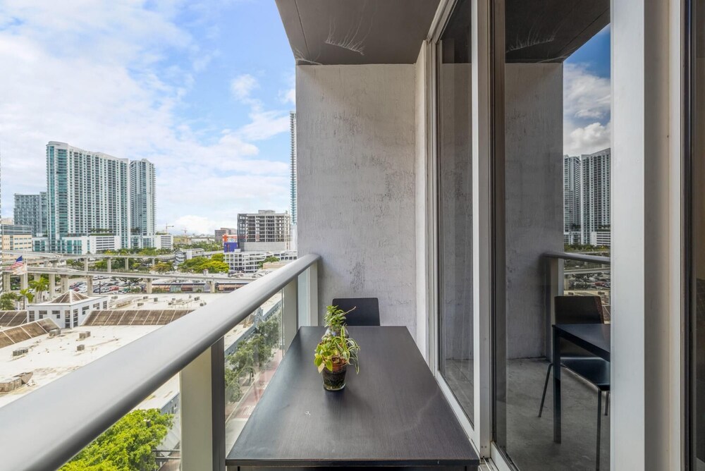 Cozy Downtown Pad- Luxe Rooftop Pool gym and More
