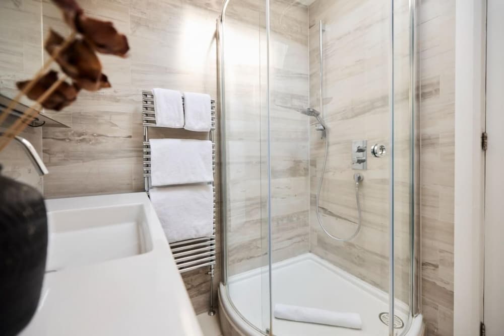 The Swiss Cottage Wonder - Glittering 2bdr House With Garden