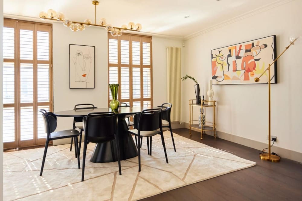 The Swiss Cottage Wonder - Glittering 2bdr House With Garden