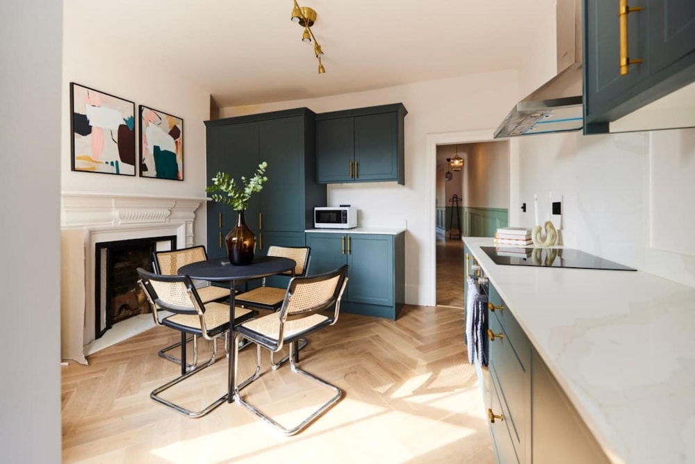 The Elmfield Road Wonder - Dazzling 2bdr Flat