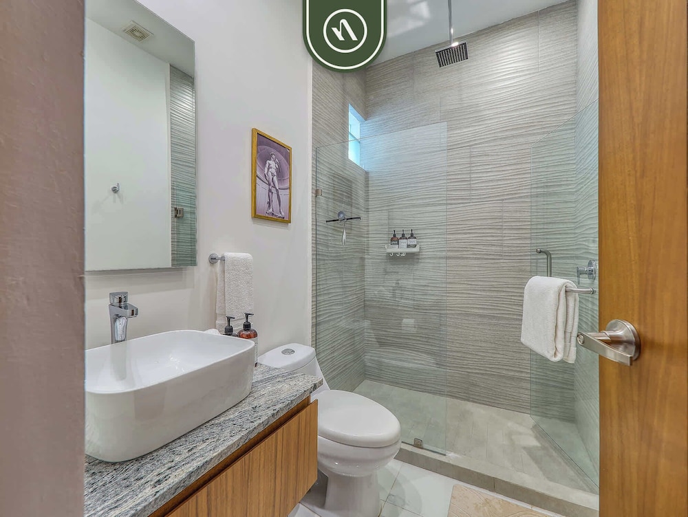 Great Design 1BR Condo - Rooftop Pool
