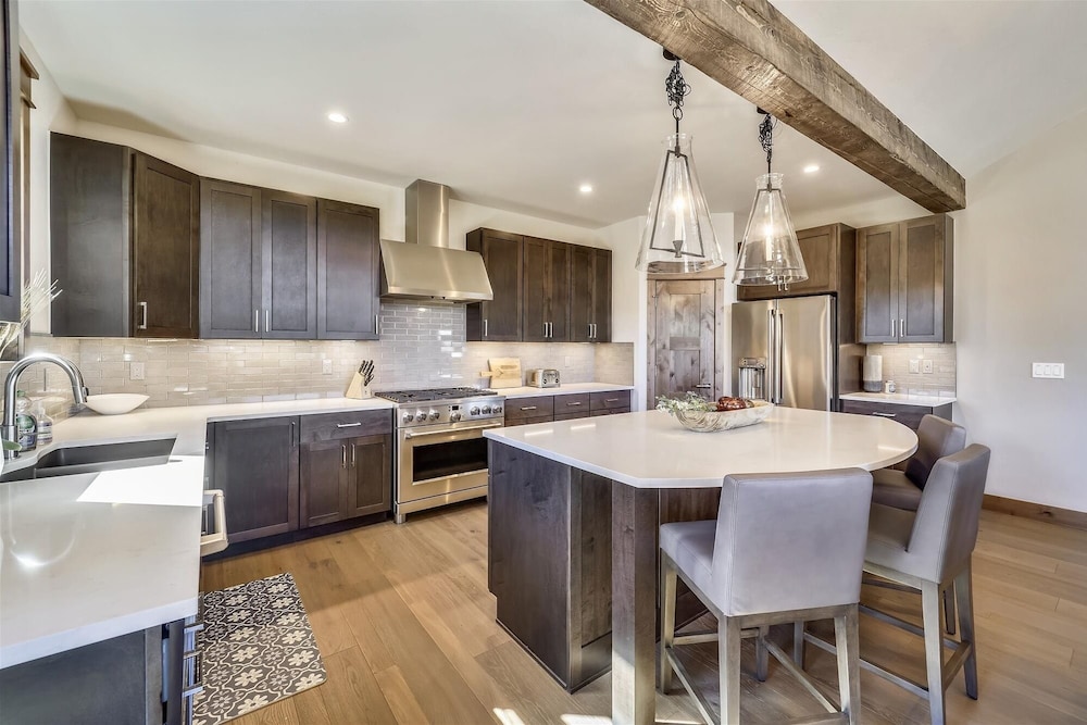 Cocoa Cabin 4 Bedroom Home by RedAwning