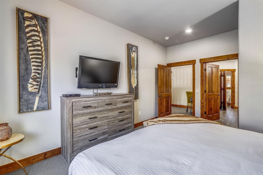 Mountain Thunder Lodge 305 3 Bedroom Townhouse by RedAwning view 4