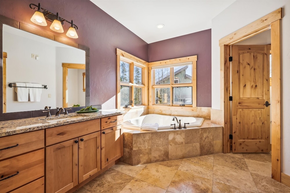 Lone Hand Lodge 4 Bedroom Home by RedAwning