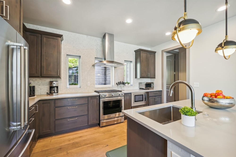 Golden Fox House 4 Bedroom Home by RedAwning