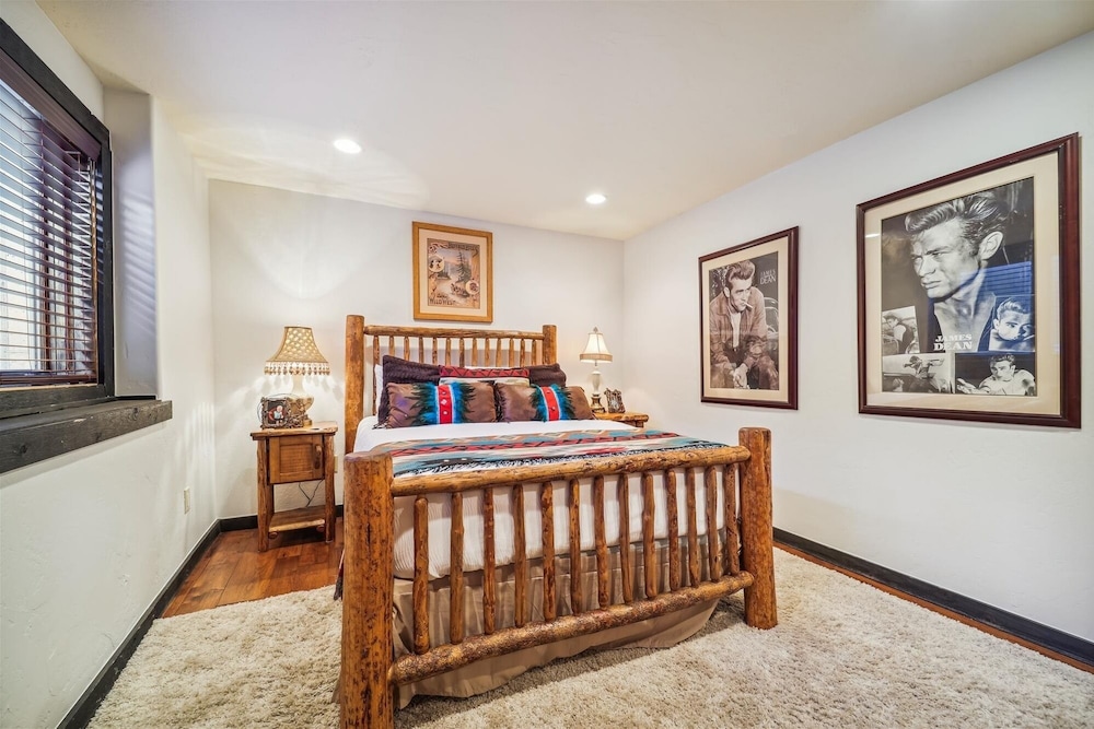 Silver Circle Lodge 4 Bedroom Home by RedAwning