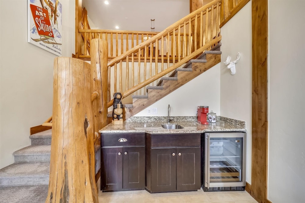 Goldenview Lodge 5 Bedroom Home by RedAwning