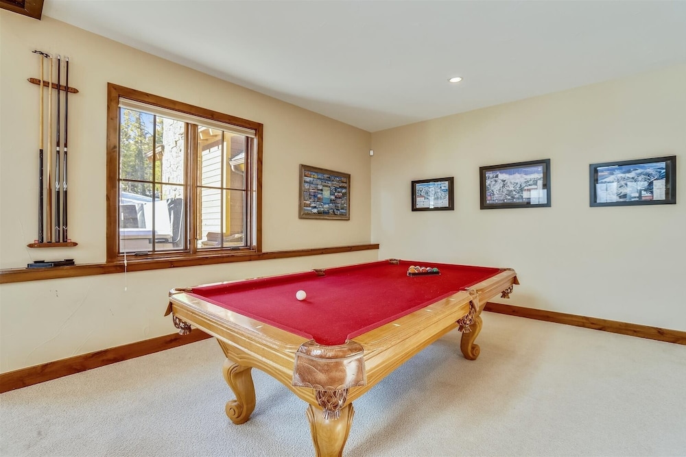 Baldy Mountain Overlook 4 Bedroom Townhouse by RedAwning