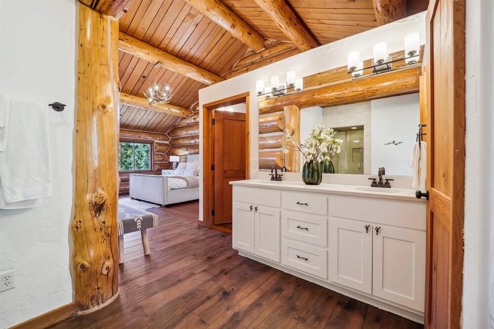 Modern Log Cabin 5 Bedroom Home by RedAwning