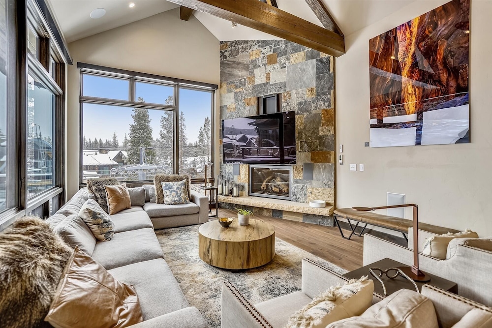 Falcon Haus 4 Bedroom Townhouse by RedAwning