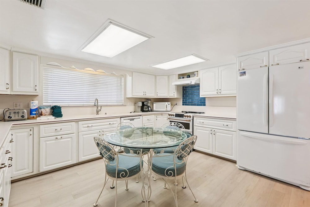 Oceanfront 3BR Condo: Gated, Breathtaking View