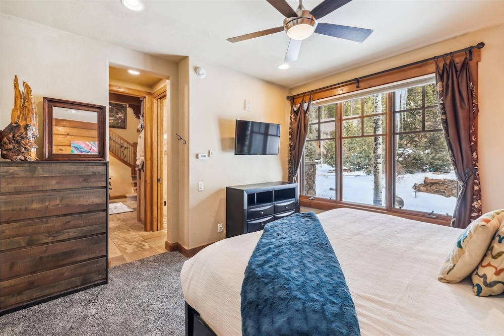 Trot Ski-House by RedAwning view 4