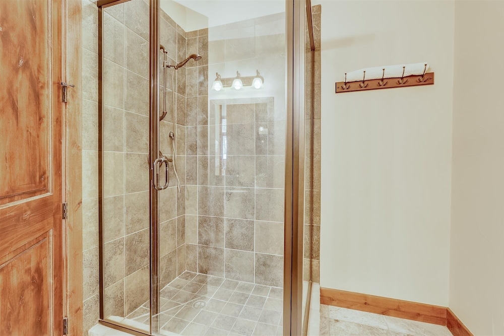 Baldy Mountain Overlook 4 Bedroom Townhouse by RedAwning