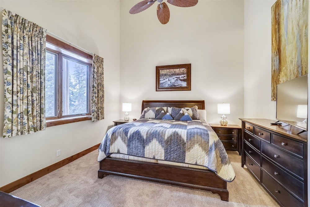 Goldenview Lodge 5 Bedroom Home by RedAwning