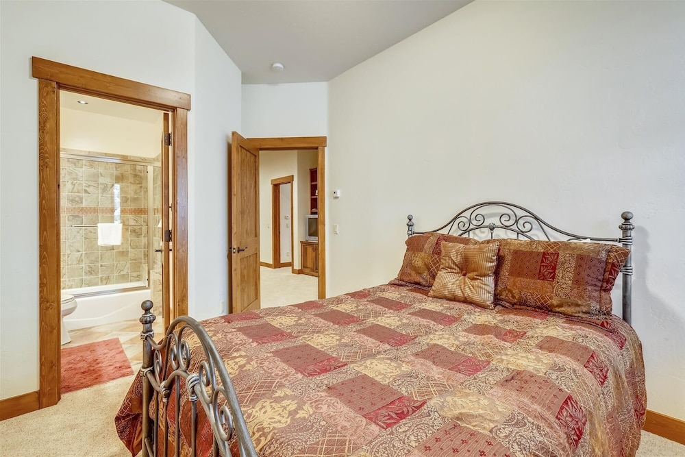 Shock Hill Retreat 4 Bedroom Townhouse by RedAwning view 5