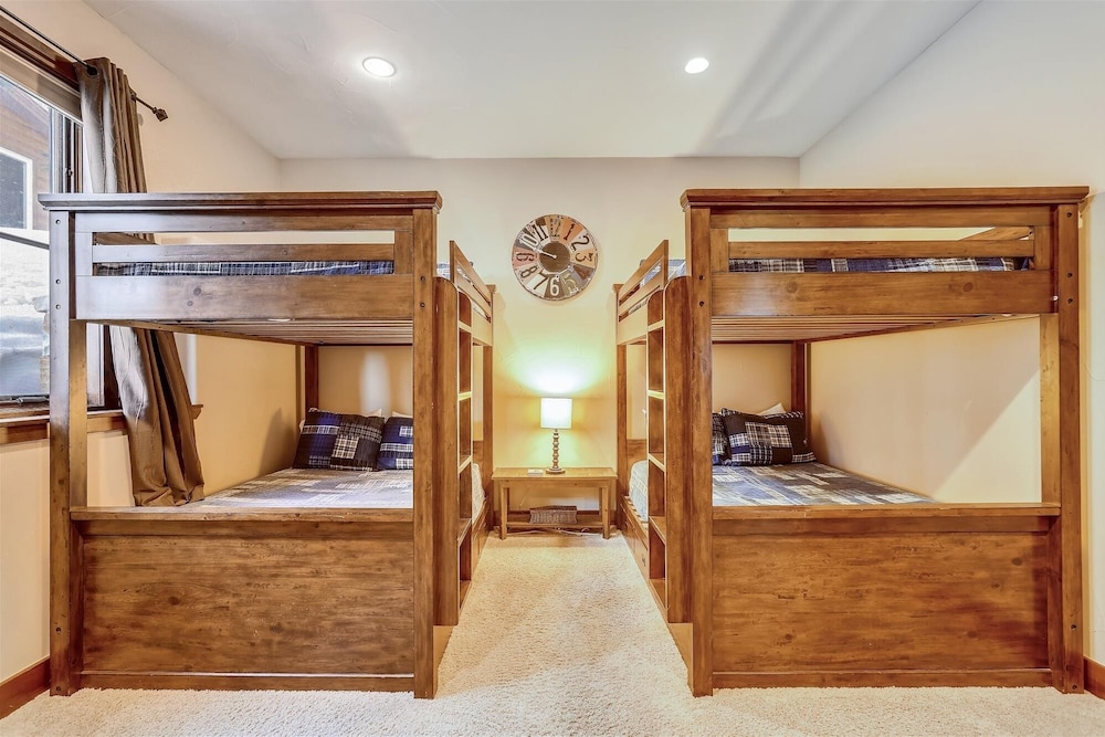 Baldy Mountain Overlook 4 Bedroom Townhouse by RedAwning