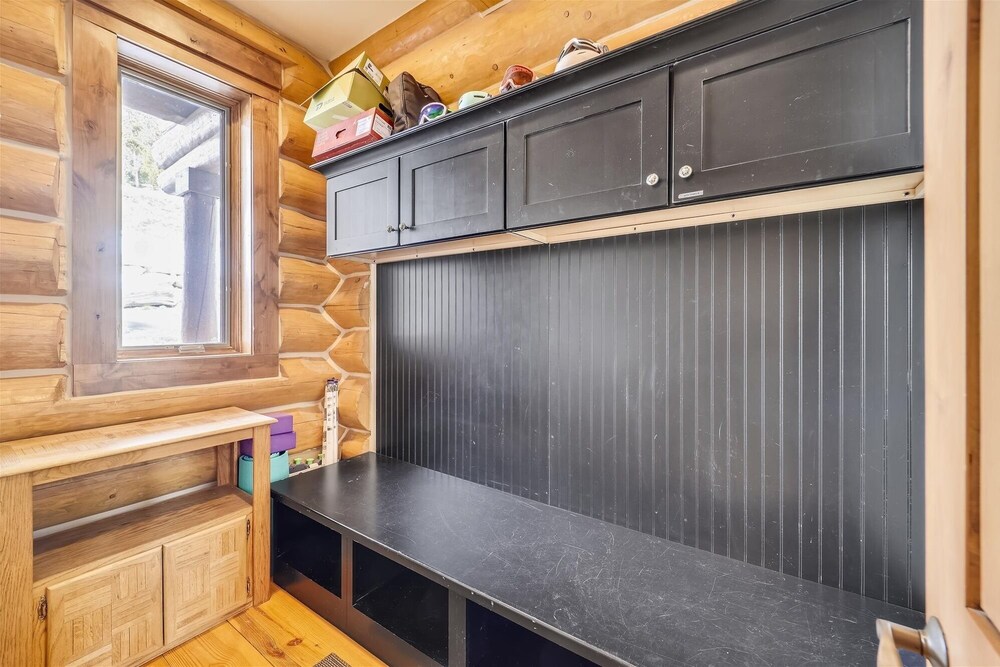 Goldenview Lodge 5 Bedroom Home by RedAwning
