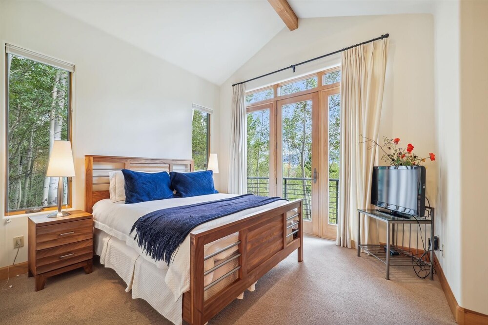 Lookout On Christie Lane 4 Bedroom Home by RedAwning view 4