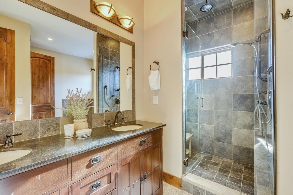 Baldy Mountain Overlook 4 Bedroom Townhouse by RedAwning