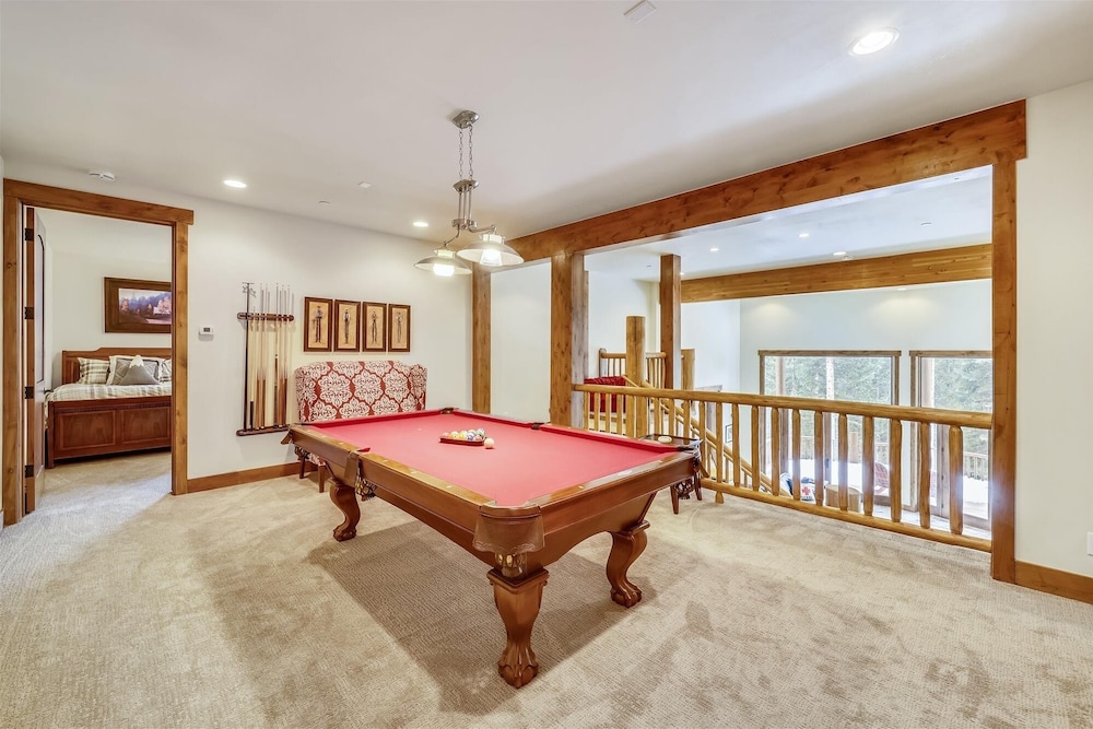 Goldenview Lodge 5 Bedroom Home by RedAwning