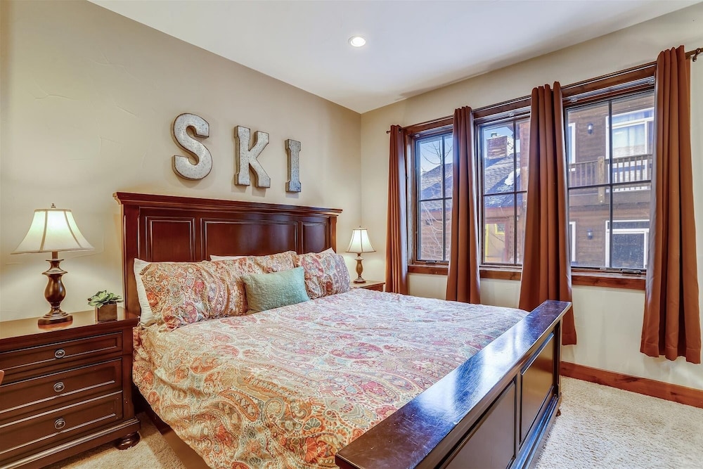 Baldy Mountain Overlook 4 Bedroom Townhouse by RedAwning