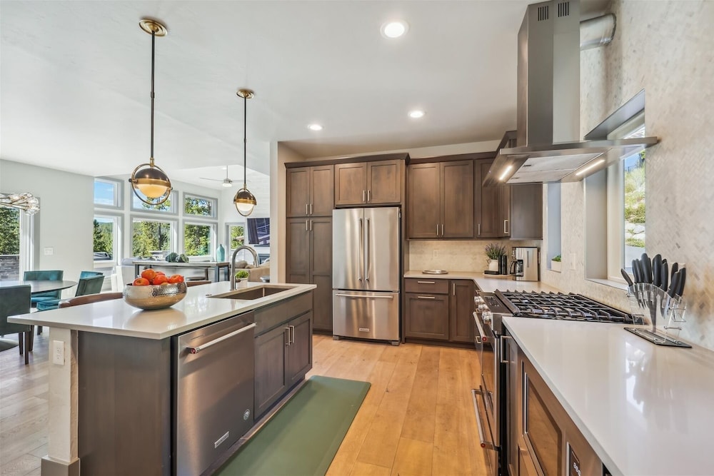 Golden Fox House 4 Bedroom Home by RedAwning