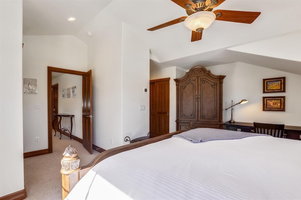 Highland Greens 71 4 Bedroom Condo by RedAwning view 3