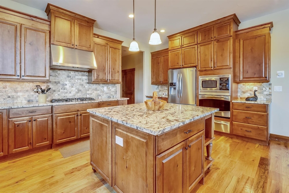 Baldy Mountain Overlook 4 Bedroom Townhouse by RedAwning