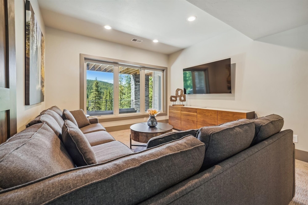 Golden Fox House 4 Bedroom Home by RedAwning