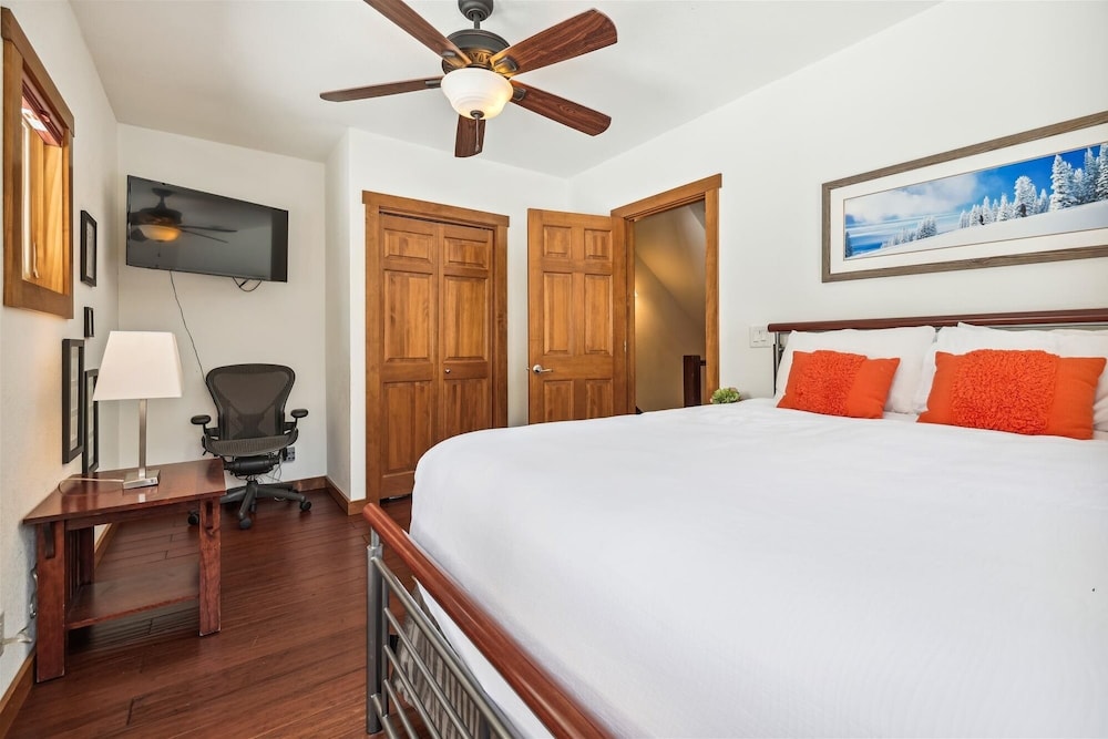 White Cap Lodge 4 Bedroom Townhouse by RedAwning view 2