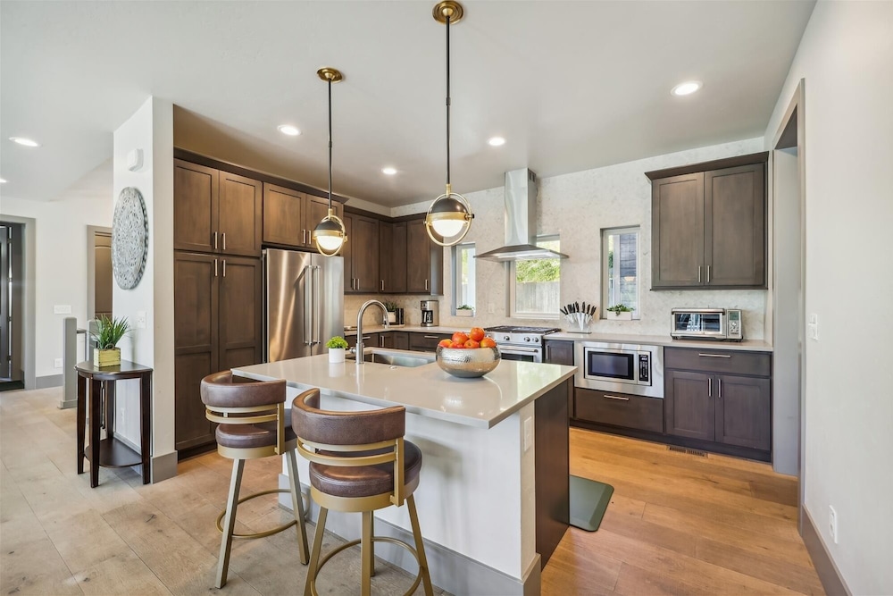 Golden Fox House 4 Bedroom Home by RedAwning