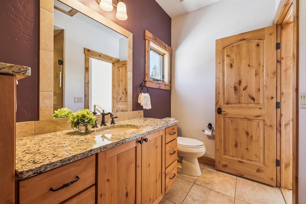 Lone Hand Lodge 4 Bedroom Home by RedAwning