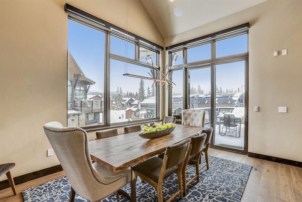 Falcon Haus 4 Bedroom Townhouse by RedAwning