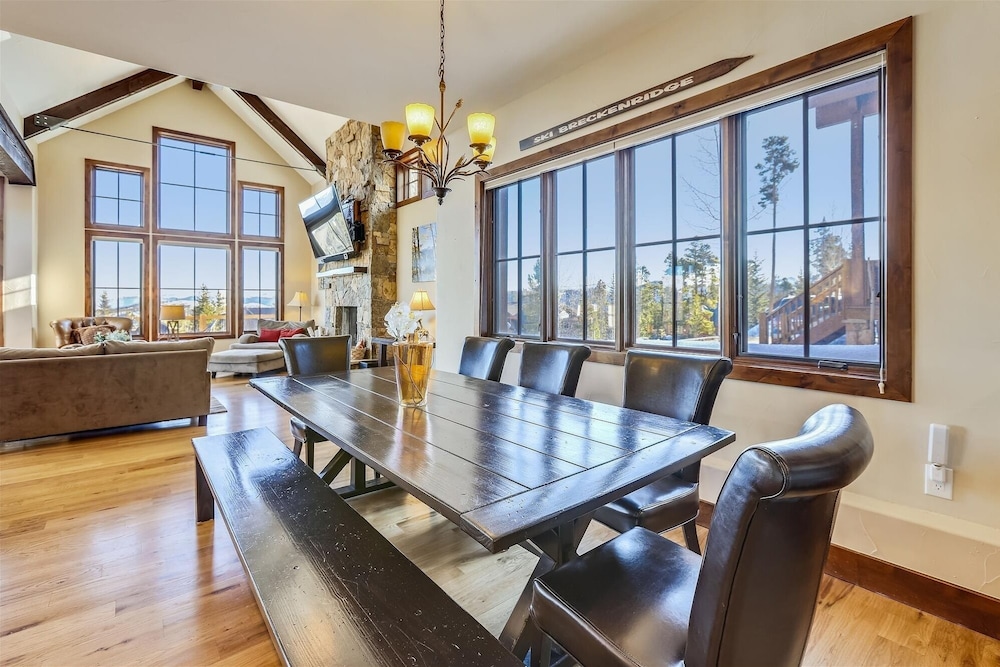 Baldy Mountain Overlook 4 Bedroom Townhouse by RedAwning