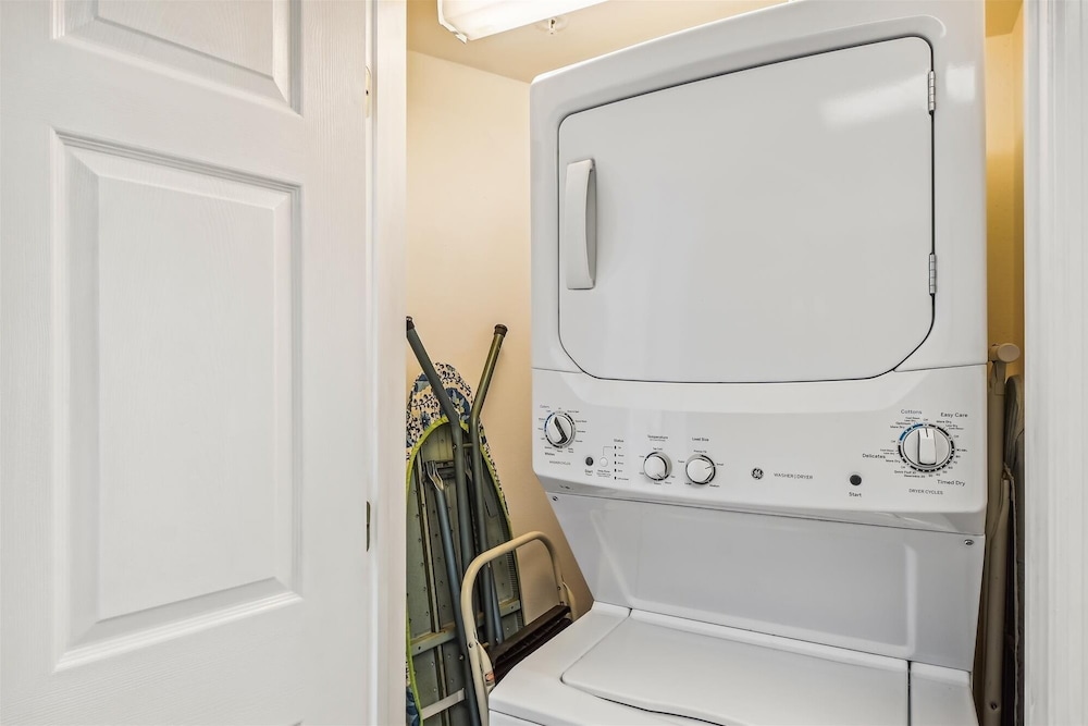 Recently renovated 2 bedroom/2 bath on 7th floor! by RedAwning view 2