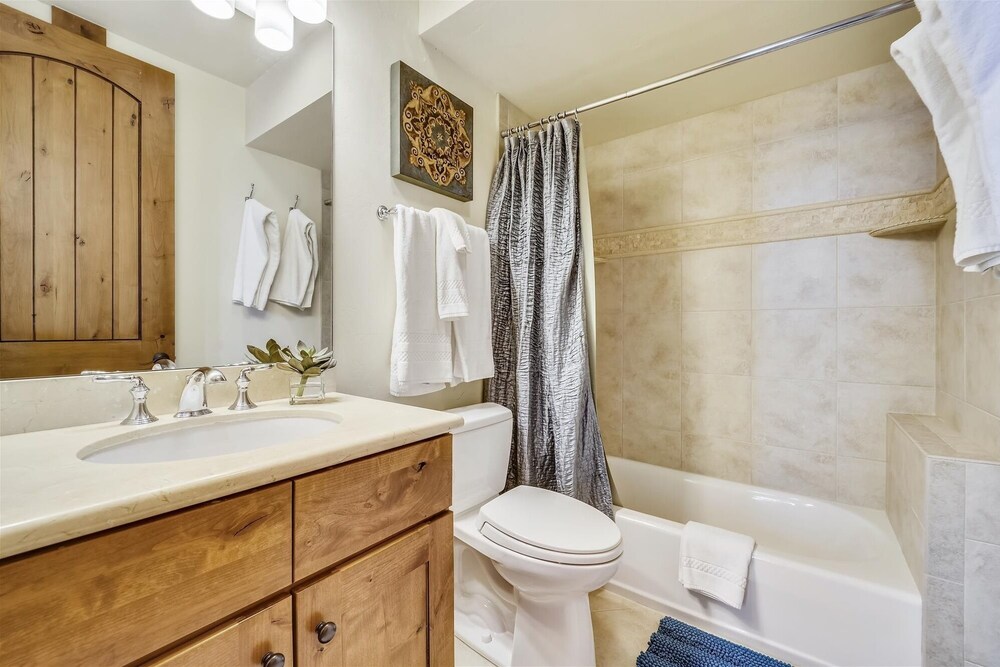 Goldenview Lodge 5 Bedroom Home by RedAwning