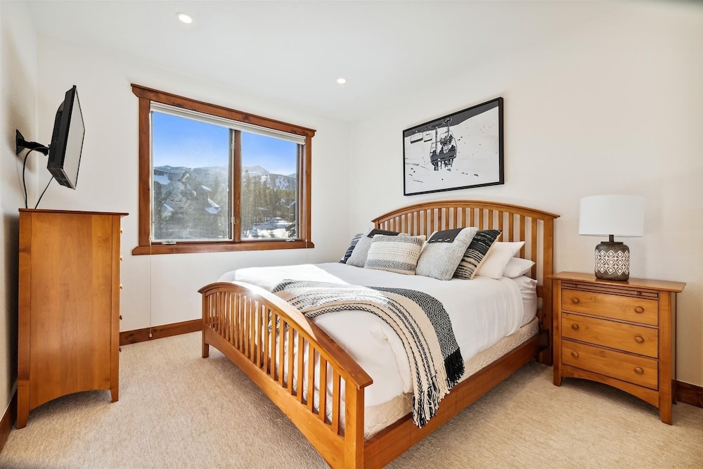Snowflake Ski In & Ski Out 4 Bedroom Townhouse by RedAwning view 5