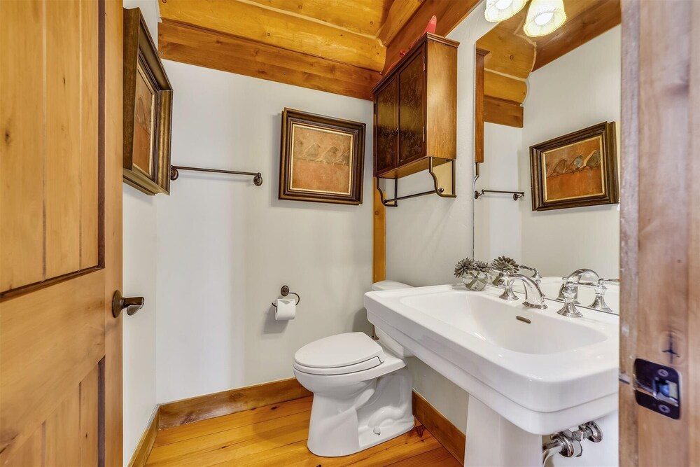 Goldenview Lodge 5 Bedroom Home by RedAwning
