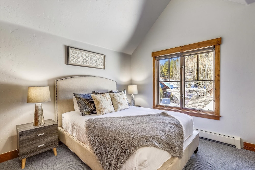 Mountain Thunder Lodge 305 3 Bedroom Townhouse by RedAwning view 5