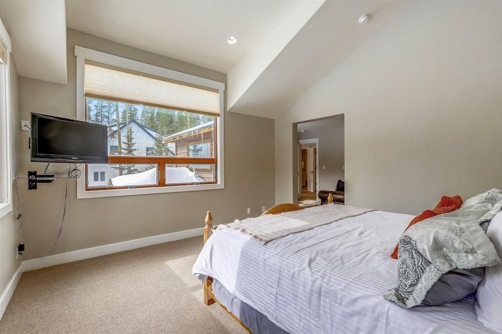 On The Rocks 4 Bedroom Home by RedAwning