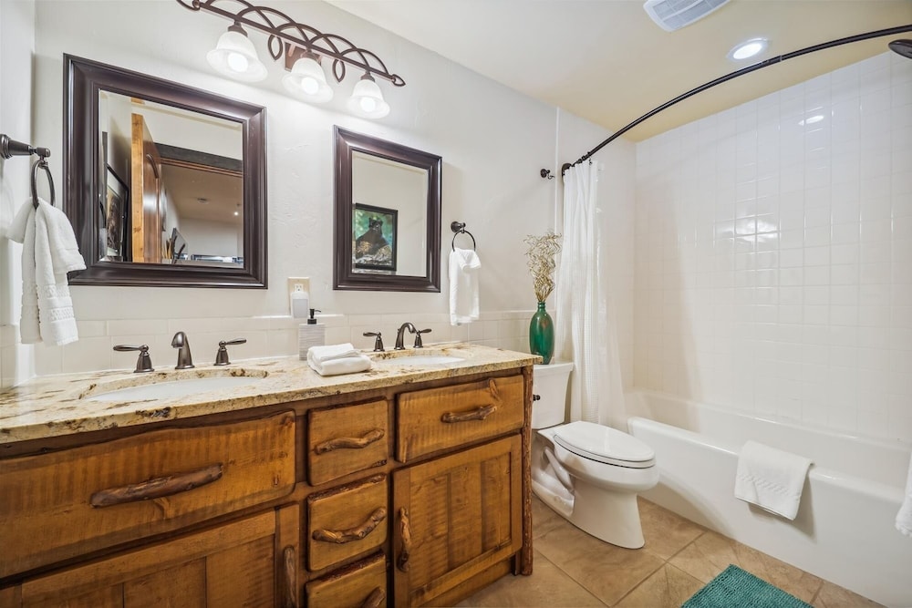 Silver Circle Lodge 4 Bedroom Home by RedAwning