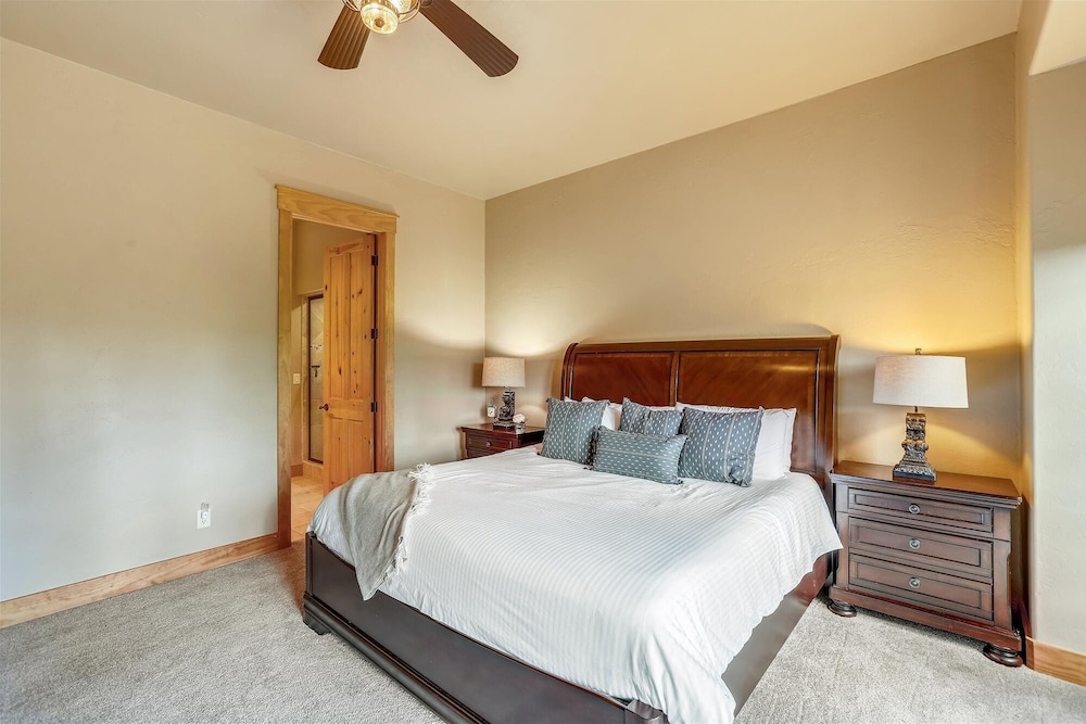 Swift Getaway 5 Bedroom Home by RedAwning view 3