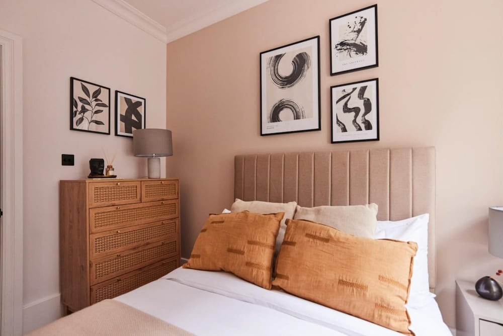 The Elmfield Road Wonder - Dazzling 2bdr Flat