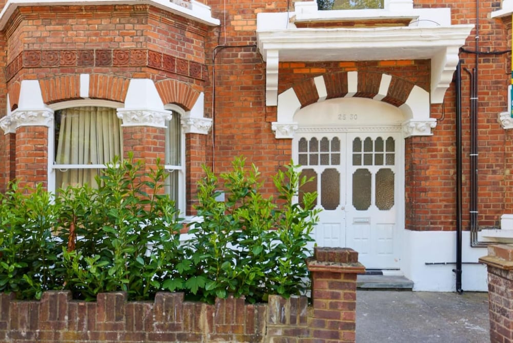 The Elmfield Road Wonder - Dazzling 2bdr Flat