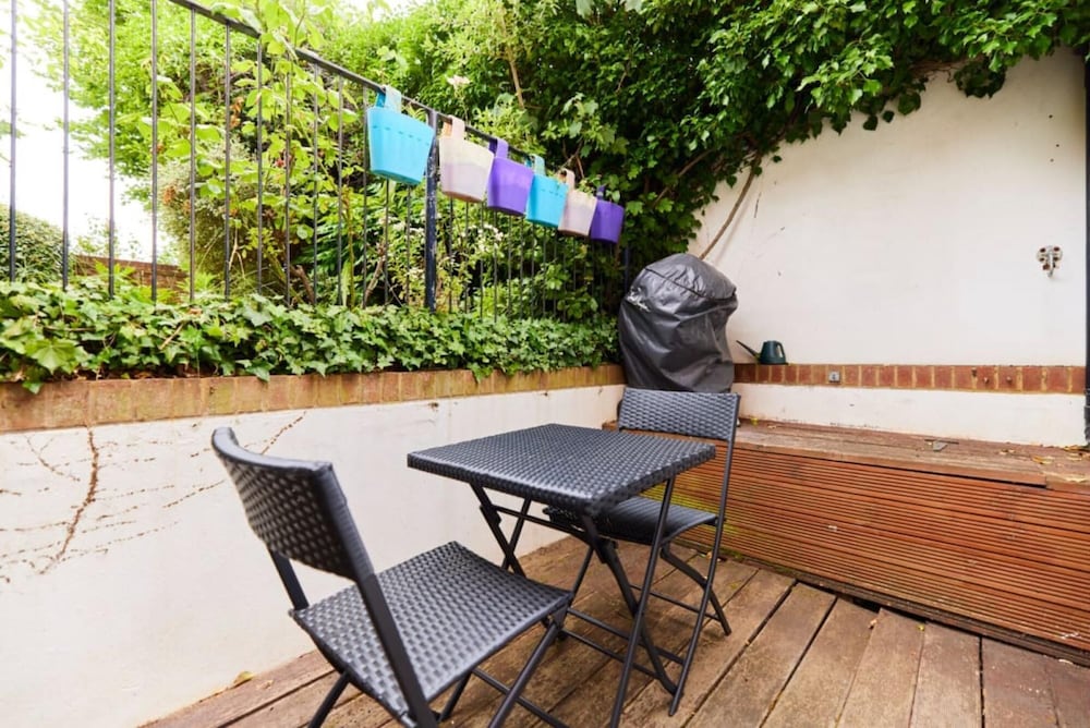 The Putney Getaway - Bewitching 1bdr Flat With Patio
