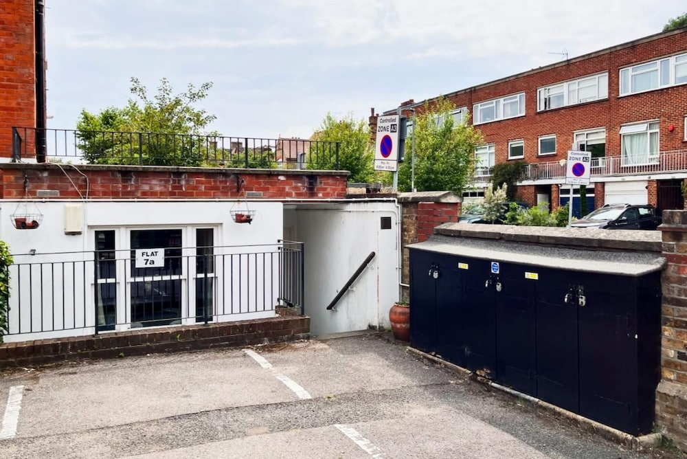 The Putney Getaway - Bewitching 1bdr Flat With Patio