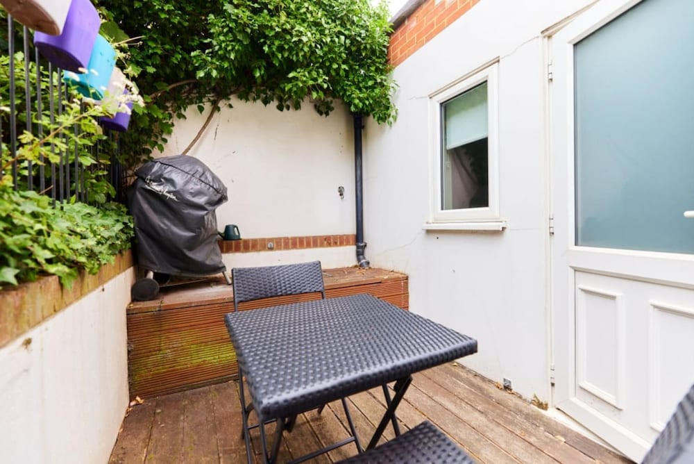The Putney Getaway - Bewitching 1bdr Flat With Patio