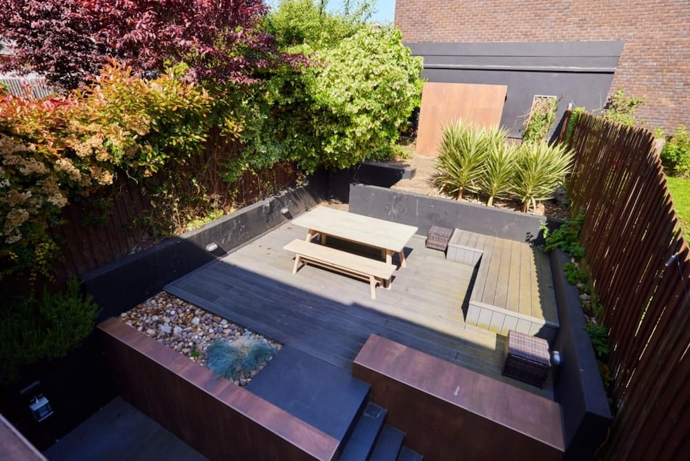 The Swiss Cottage Wonder - Glittering 2bdr House With Garden